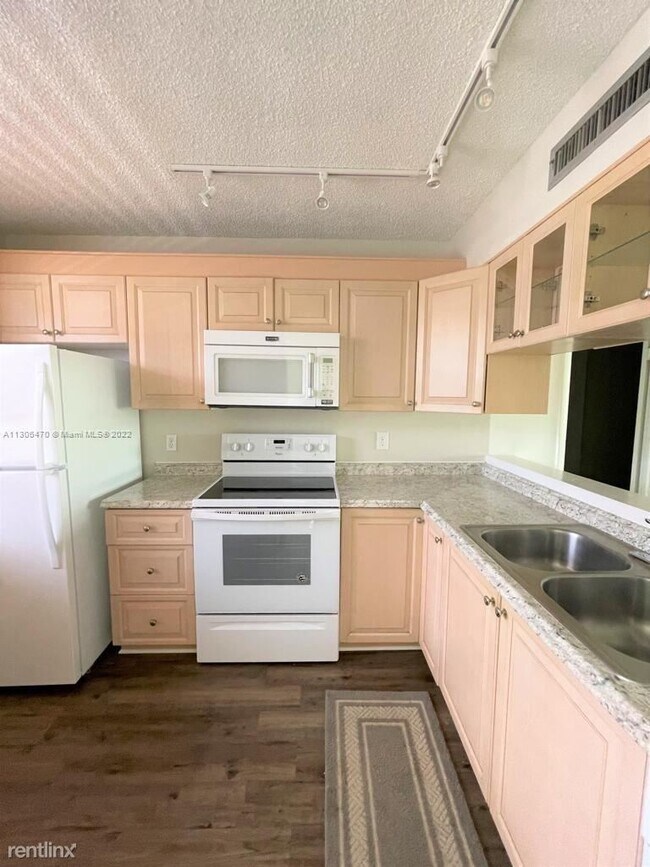 Foto del edificio - 2 br, 2 bath Condo - 1703 Whitehall Dr