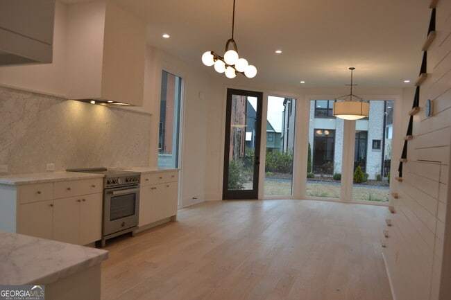 Building Photo - 370 2nd St