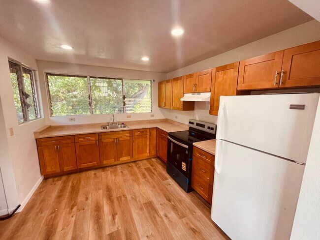 Foto del edificio - Beautifully Renovated Duplex in Prime Aiea...