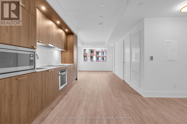 Building Photo - 259 The Kingsway