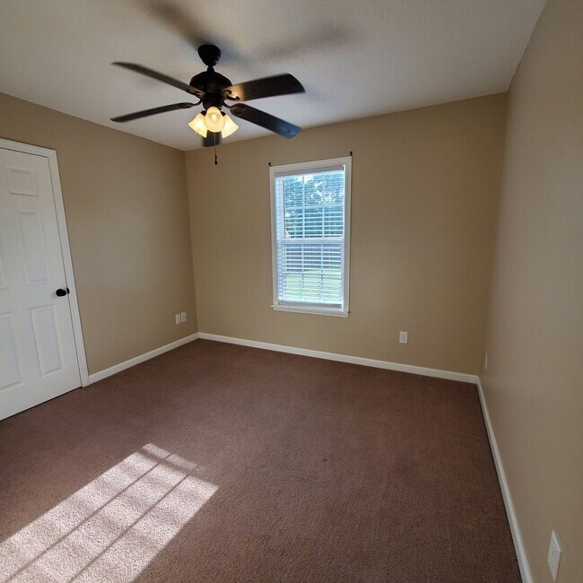 Foto del edificio - Tranquil Oasis: Spacious 4BR Home with Mod...