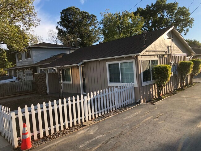 Front View - 1352 Valota Rd