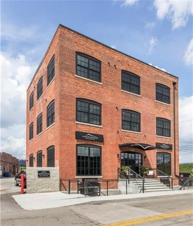 Building Photo - 740 E North St