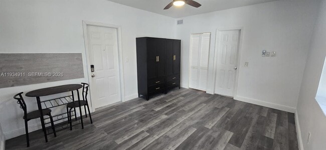 Foto del edificio - 8430 Harding Ave