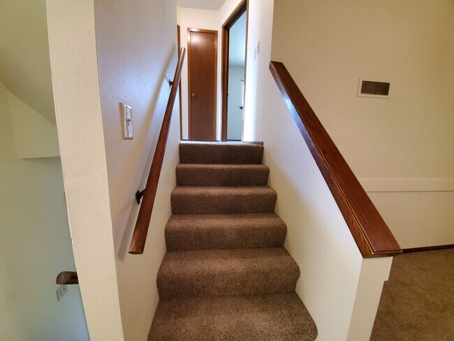 Foto del edificio - Spacious 3 Bedrooms 2 Baths Townhome Available