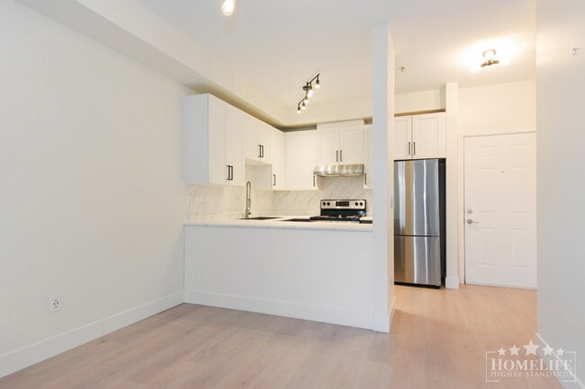 Building Photo - Bright & Updated 1-Bedroom Condo in the Heart of Surrey City Centre