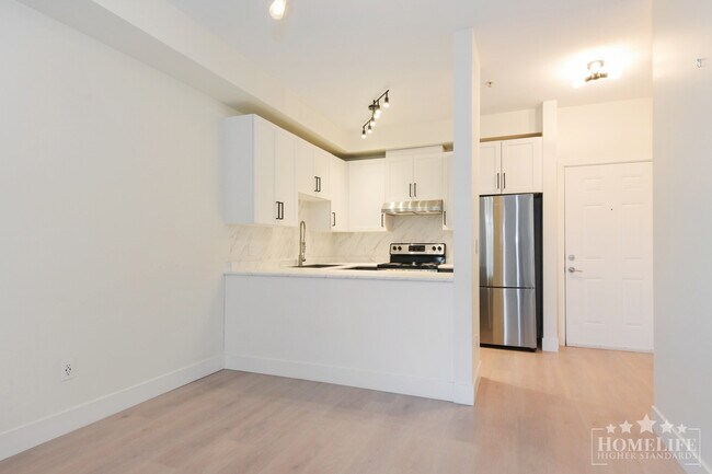 Photo du bâtiment - Bright & Updated 1-Bedroom Condo in the Heart of Surrey City Centre