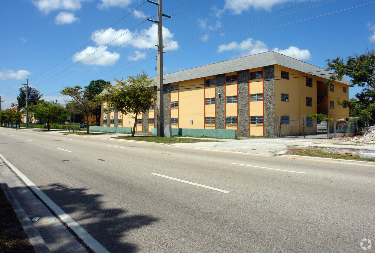 Primary Photo - Lakeview Apartments