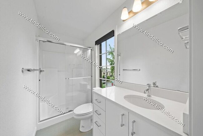 Building Photo - Light & Bright 2 Bedroom Townhome Apartmen...