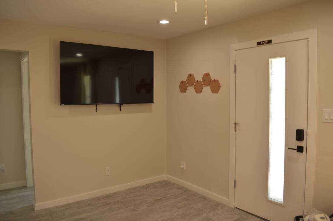 Building Photo - 934 E Amelia Ave