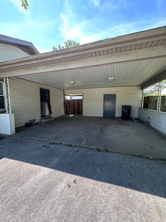 Foto del edificio - 313 Ginnie Ln