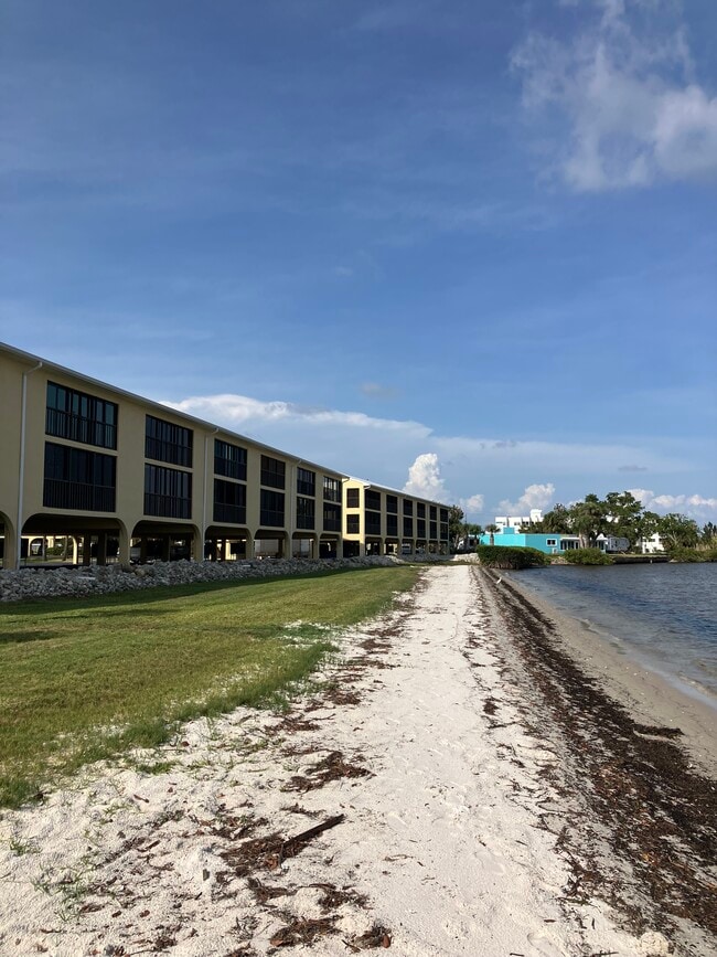 Building Photo - 14459 River Beach Dr