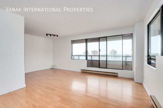 Photo du bâtiment - 2 Bed, 2 Bath Condo + Views, Parking & Ame...
