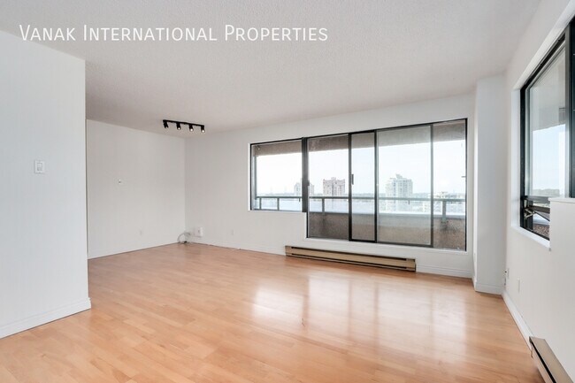 Photo du bâtiment - 2 Bed, 2 Bath Condo + Views, Parking & Amenities (New Westminster)