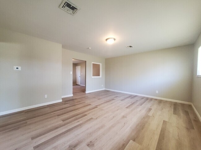 Building Photo - Beautiful Refurbished 3-bedroom home