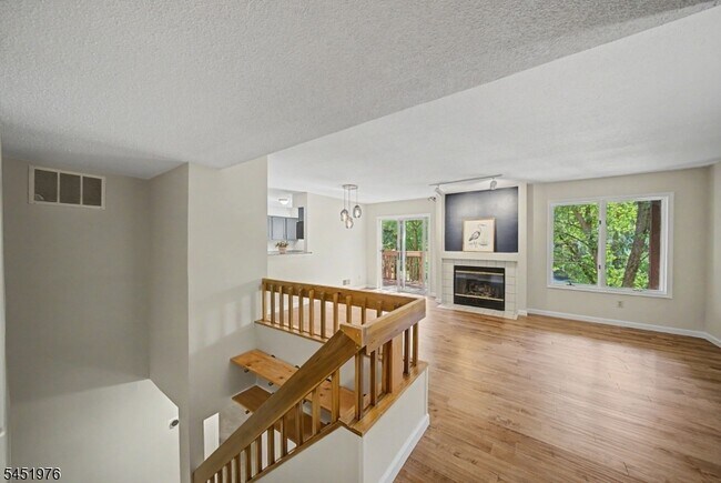 Foto del edificio - 24 Pine Hollow Ct