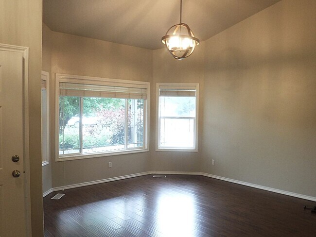 Foto del edificio - Well kept 4 bed 3 bath home in the beautif...