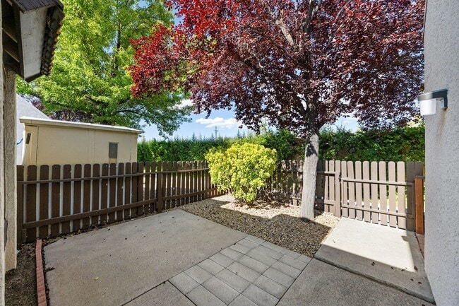 Building Photo - Delightful 1bed/1bath Condo located in the...