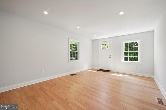 Building Photo - 404 4th Ave