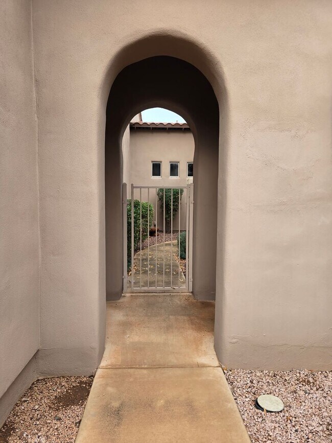 Foto del edificio - Furnished, Long-Term Rental - 3-12 Month Lease Option- **Leasing Special 1st month rent free with...