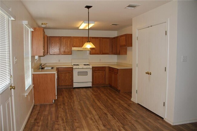 Building Photo - 107 Outfitter Dr