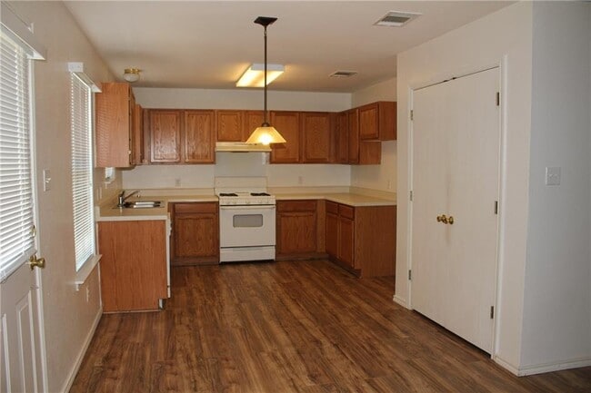 Foto del edificio - 107 Outfitter Dr