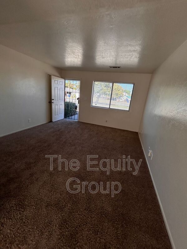 Foto del edificio - 10736 Railroad Ave