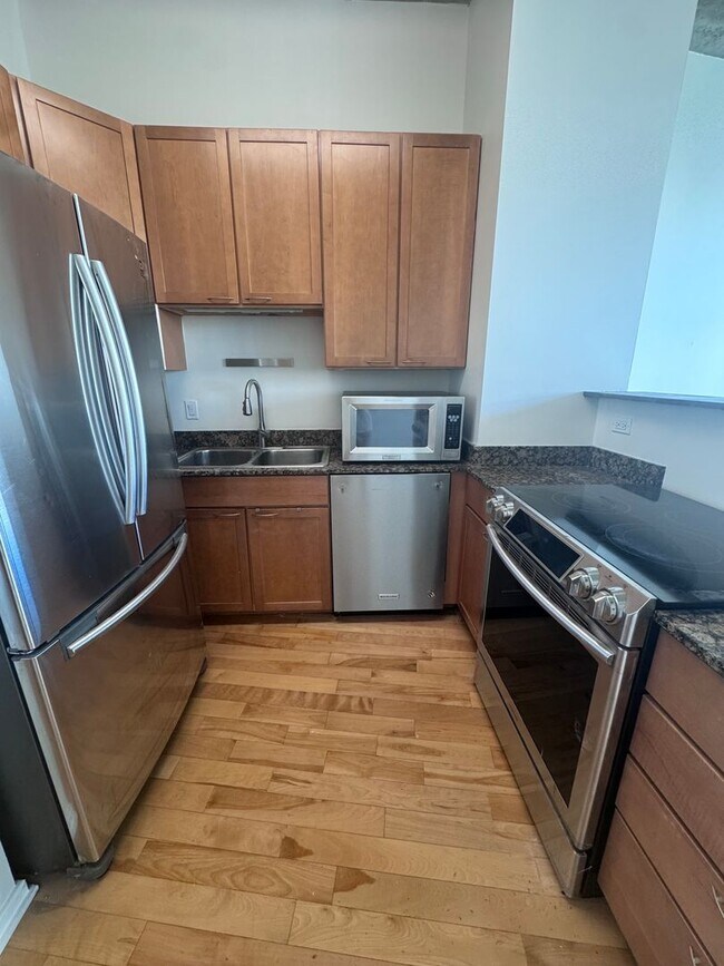 Foto del edificio - Luxury Living by the Lake | 2BR/2BA Condo in Uptown Chicago - Available August 1st!
