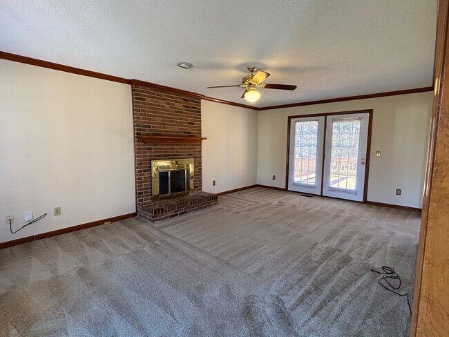 Foto del edificio - 3 Bedroom Home With Large Bonus Room Convenient to US 421