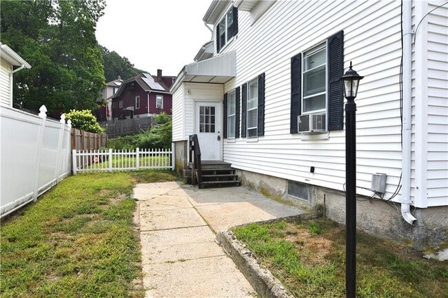 Building Photo - 76 Cottage St