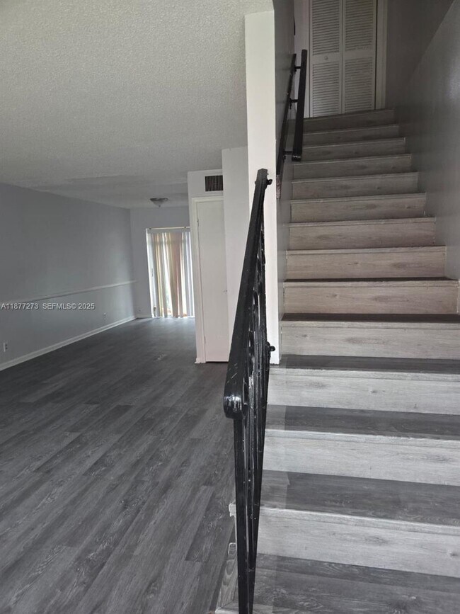 Foto del edificio - 5221 NW 27th St