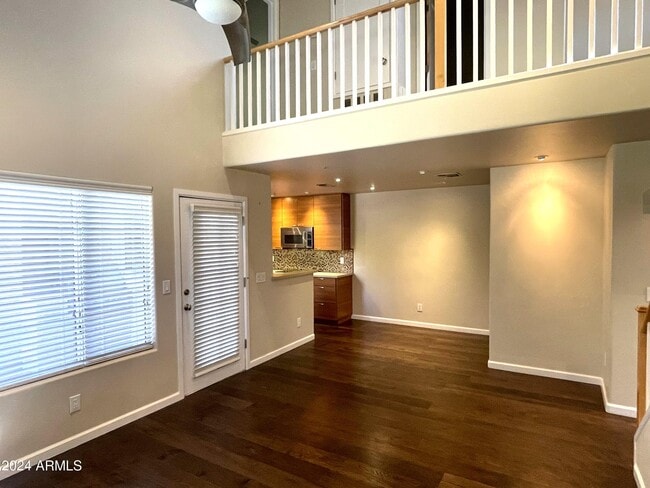 Building Photo - 1633 E Lakeside Dr