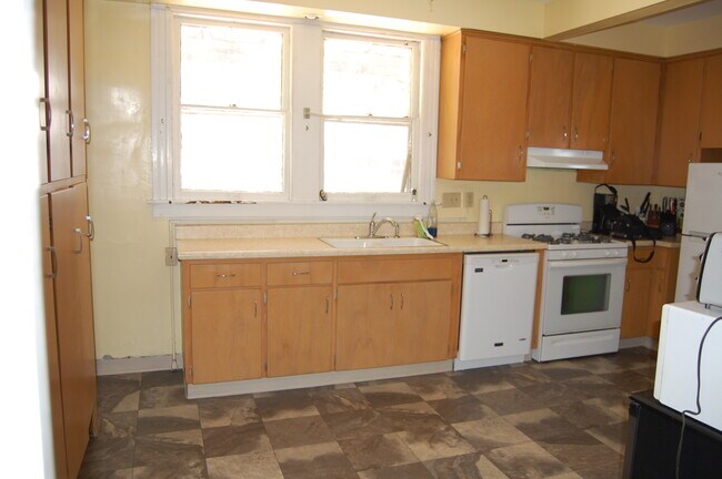 Kitchen - 220 S Johnson St