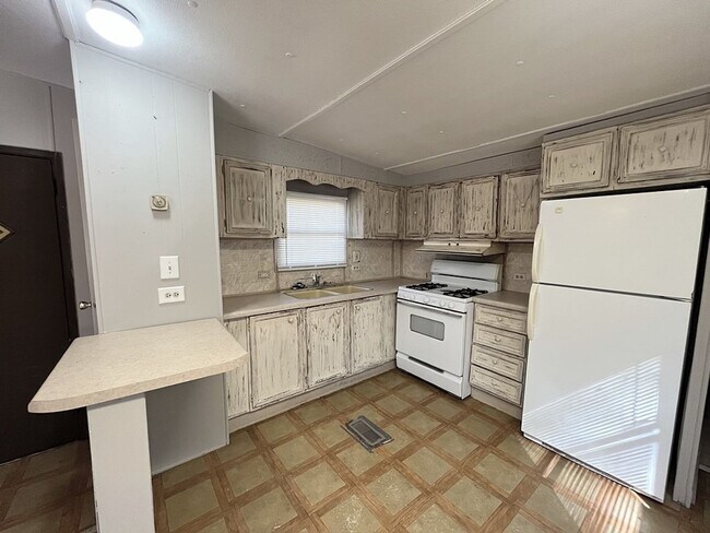 Foto del edificio - 1360 E Commercial St