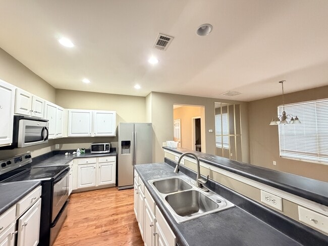 Building Photo - 3329 Fernview Dr