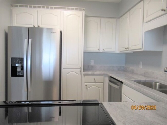 Building Photo - Beautiful 2 Bedroom Condo with Ocean Views!