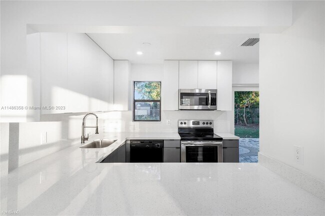 Foto del edificio - 3 br, 3 bath House - 368 SW 64th Ter