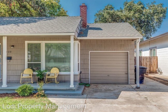 Building Photo - 2433 Avalon Dr