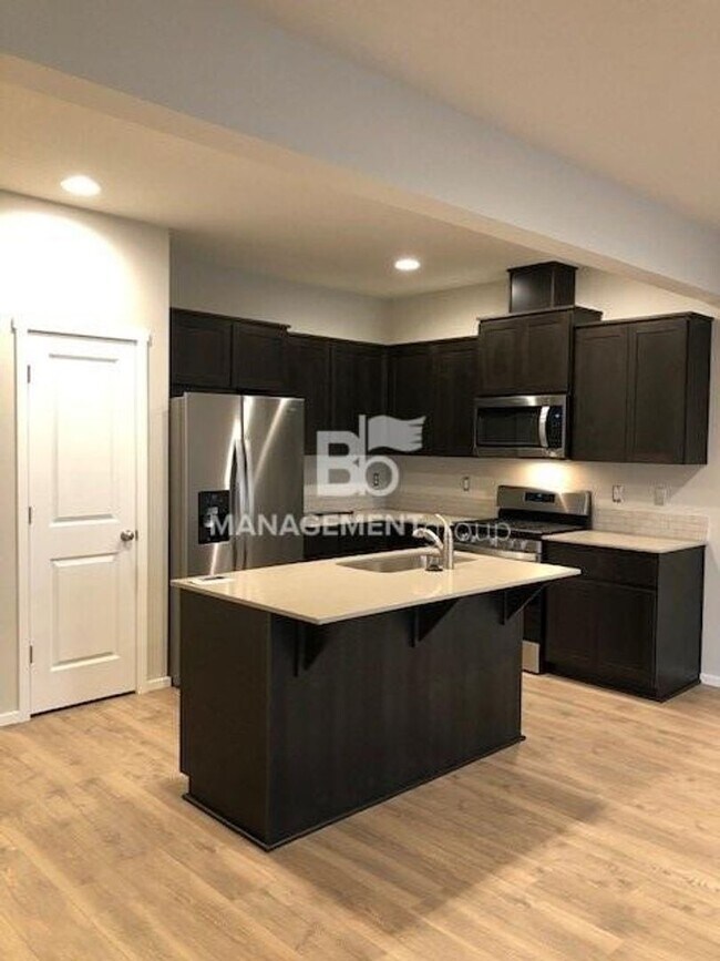 Building Photo - Newer Happy Valley Home! Hardwoods, Stainl...