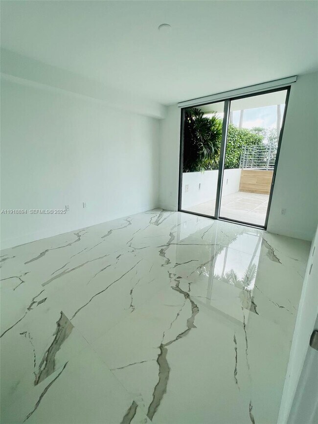 Foto del edificio - 300 Sunny Isles Blvd