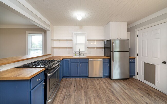 Foto del edificio - Renovated 3 bed, 2 bath with large fenced ...