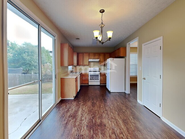 Foto del edificio - 7071 Hillcrest Chase Ln