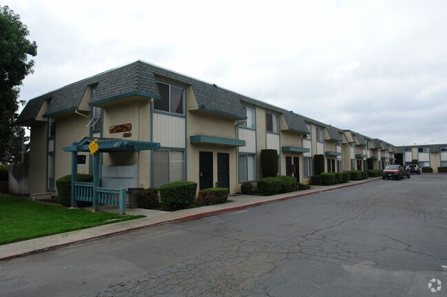 Building Photo - Chateau Central Apartment