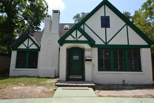 Building Photo - 2135 Bissonnet St