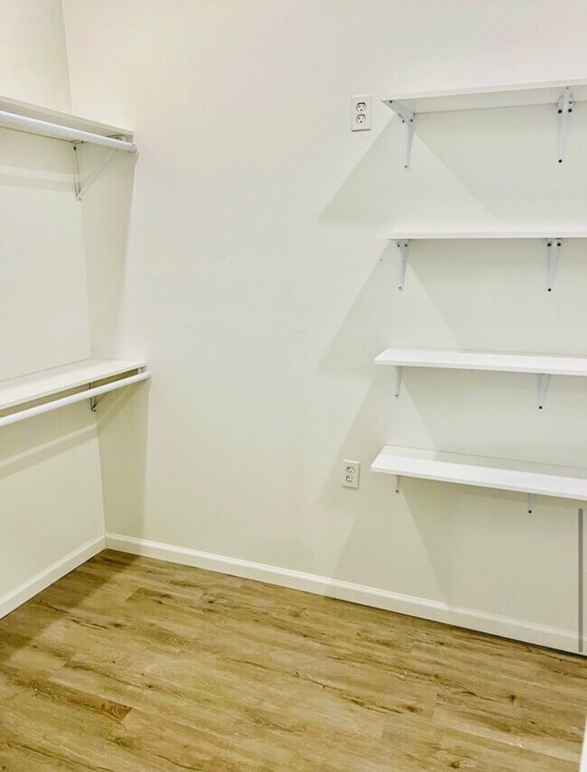 Building Photo - 1324 5th Ave