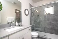 Baño completo con ducha a ras de suelo. - 6725 Mary Ave NW