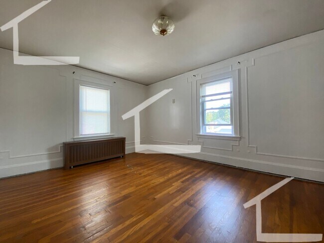 Foto del edificio - Massive House w 3 Parking Spots Included, Laundry in Unit -- Kitchen floors Remodelled, awaiting ...