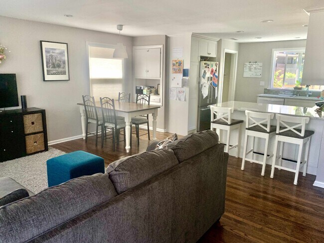 Sala principal con espacio para comedor y cocina abierta y barra. - 4233 28th Ave W