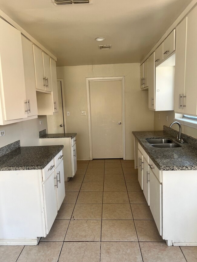 Building Photo - 1555 Nogalitos St