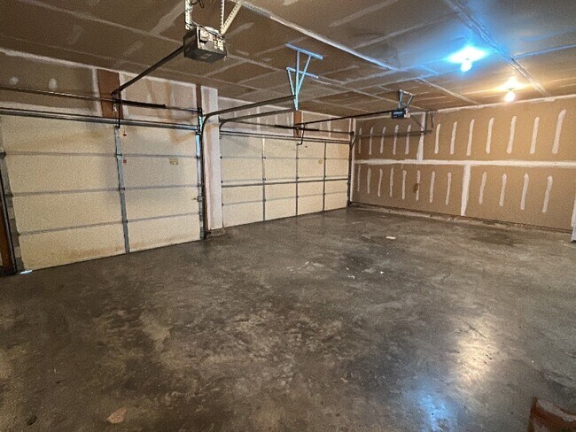Building Photo - Large townhouse with 3 Bedrooms, 3.5 Bath,...